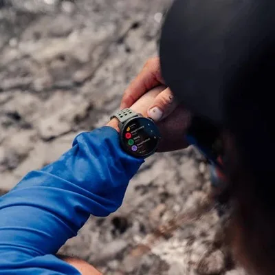 שעון הרפתקאות וספורט מקצועי מטיטניום 251390 דגם VERTICAL 2 בצבע Titanium Sage מבית SUUNTO